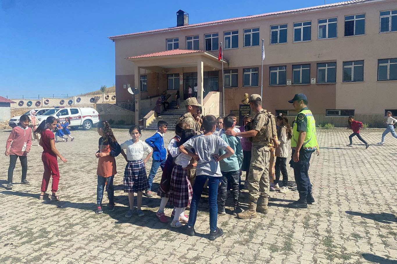 Van'da jandarma ekipleri okul çevrelerinde denetim ve bilgilendirme yaptı Van'da jandarma ekipleri okul çevrelerinde denetim ve bilgilendirme yaptı